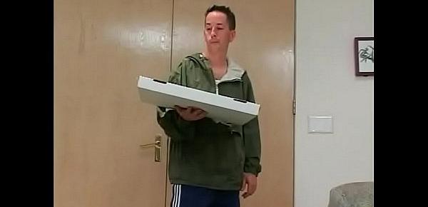 Den Pizzaboten mit nem geilen Fick bezahlt